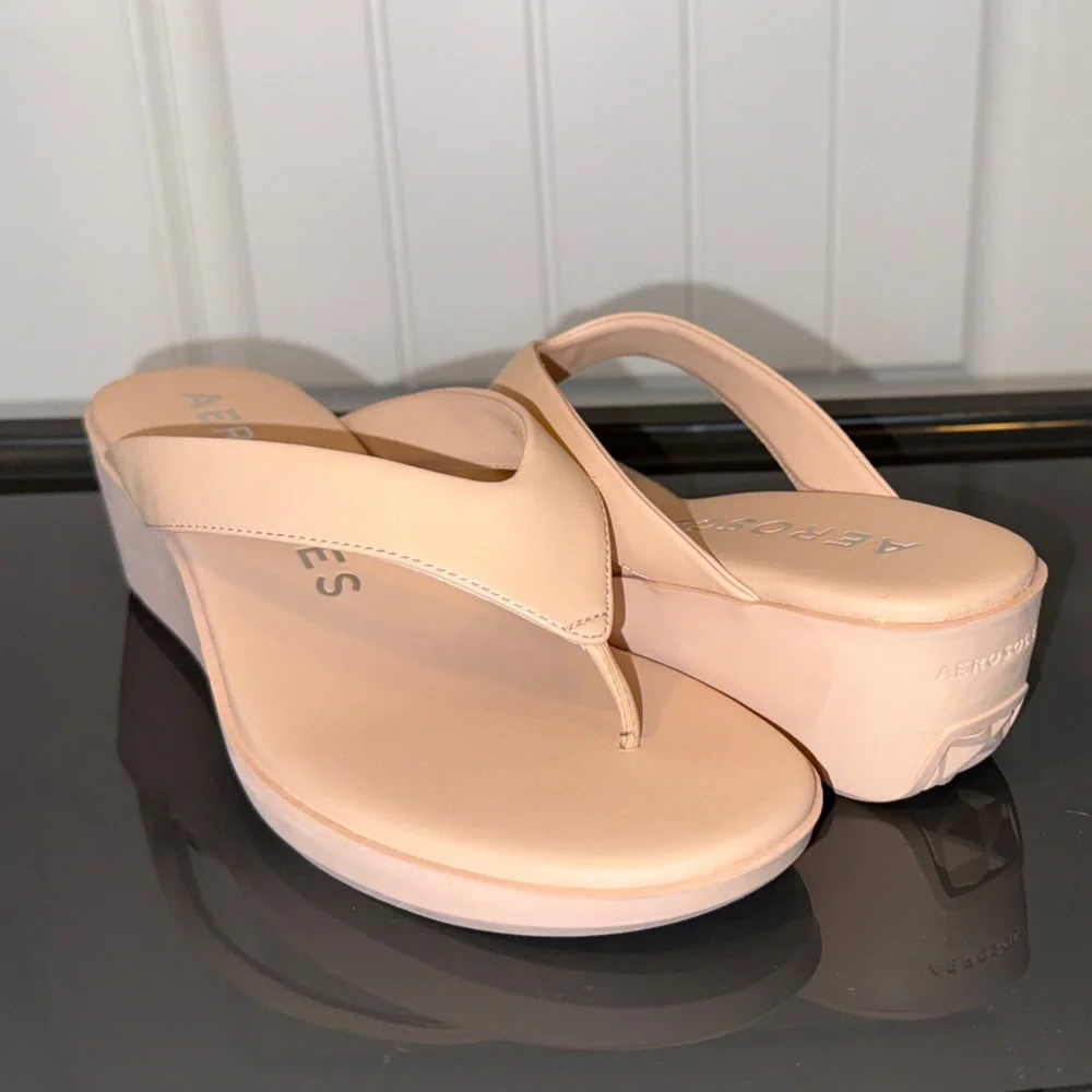 Aerosoles Isha Cipria Pu Cream Wedge Flip Flop Sandals Size 9 EUC